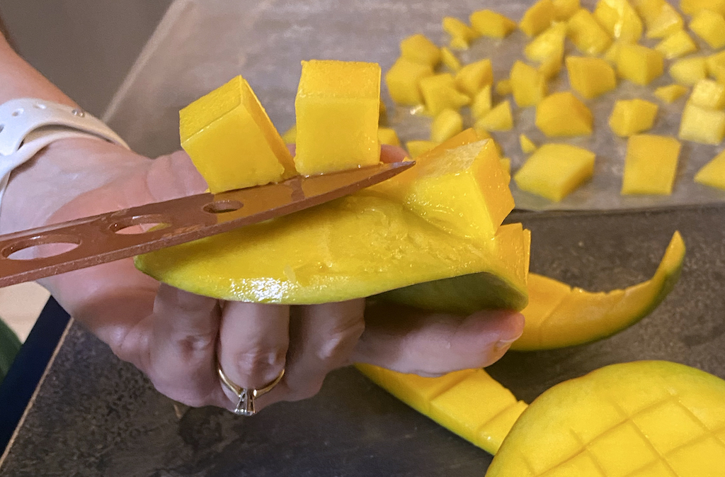 Removing mango cubes from skin