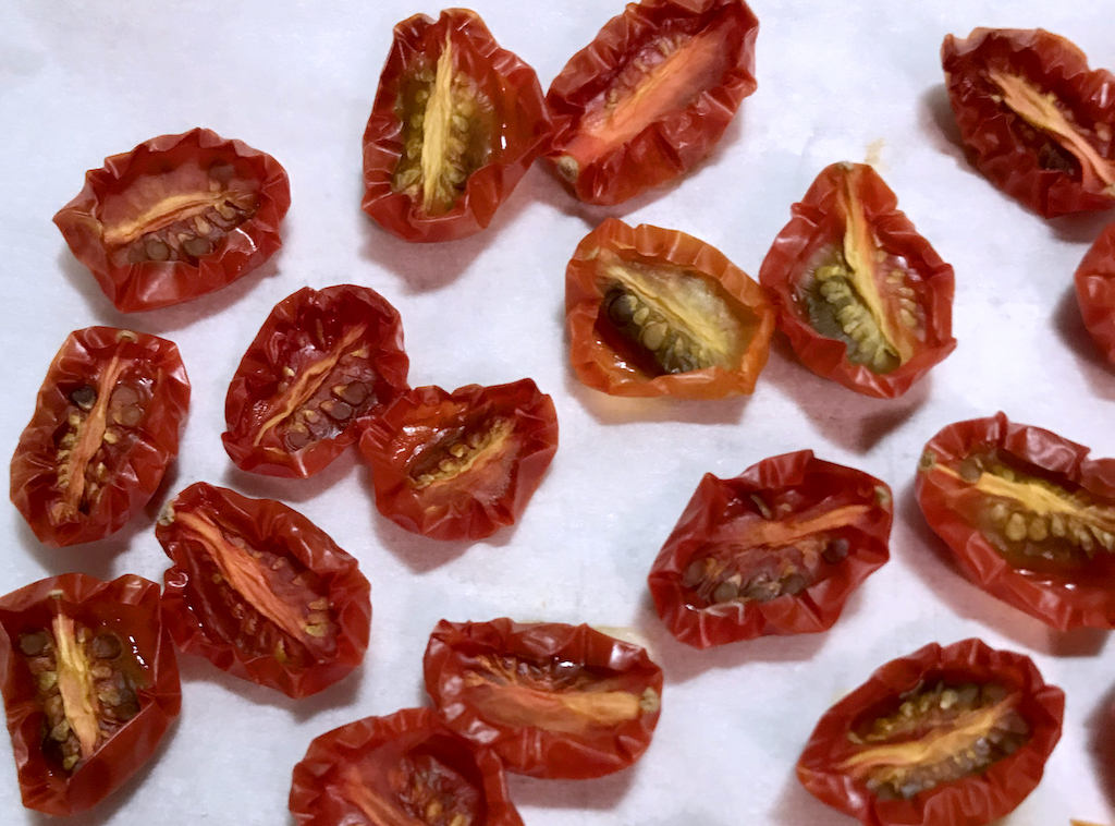 Making oven "sun-dried" tomatoes