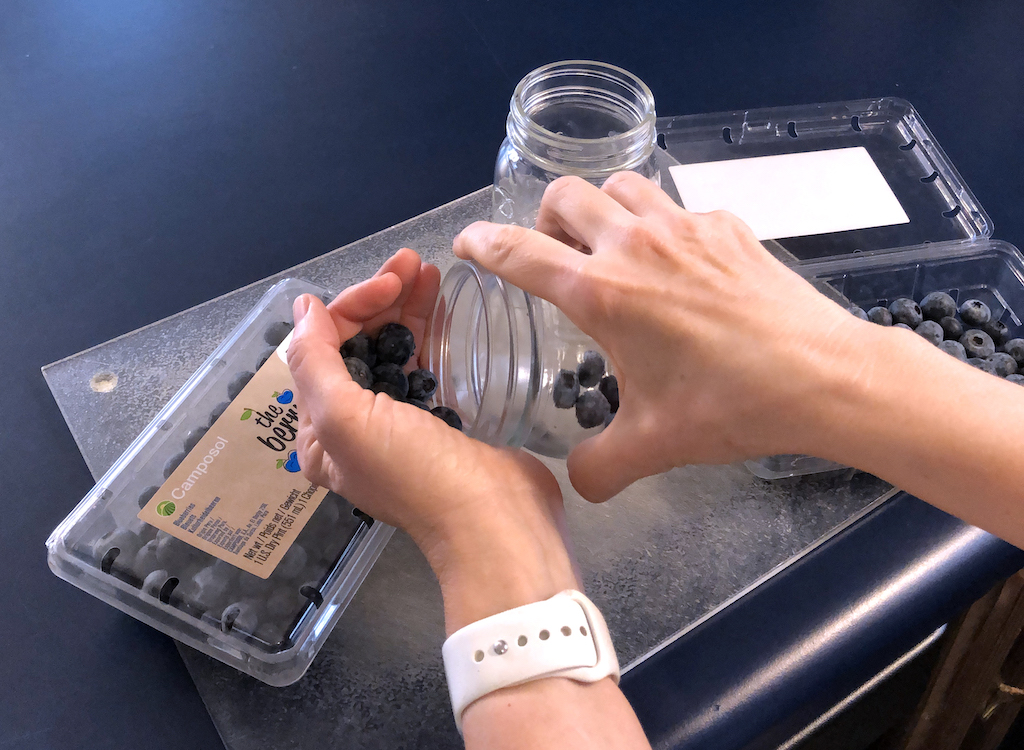 Put fresh dry berries directly into glass jars