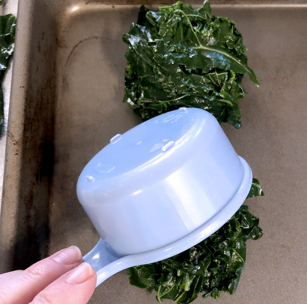 measuring kale to freeze